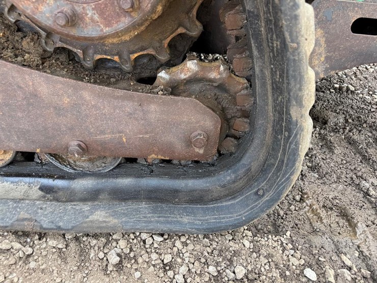 2011-bobcat-t750-image-16