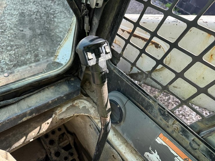 2010-bobcat-t320-image-27