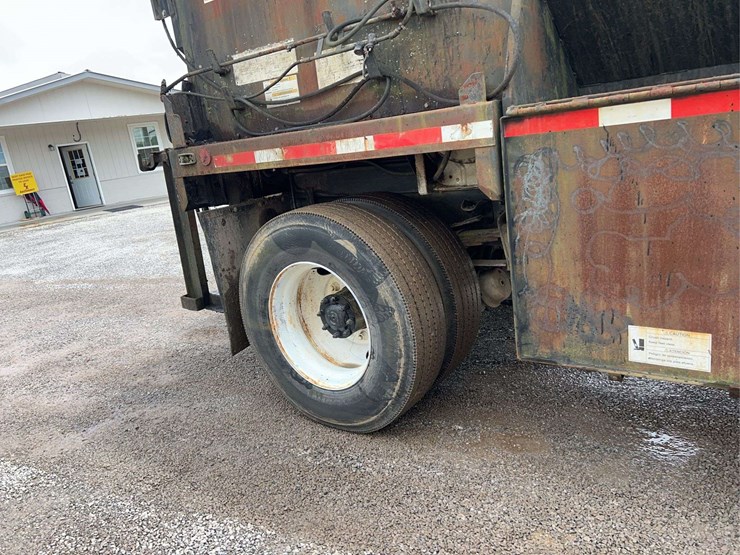 2004-freightliner-fl70-image-32