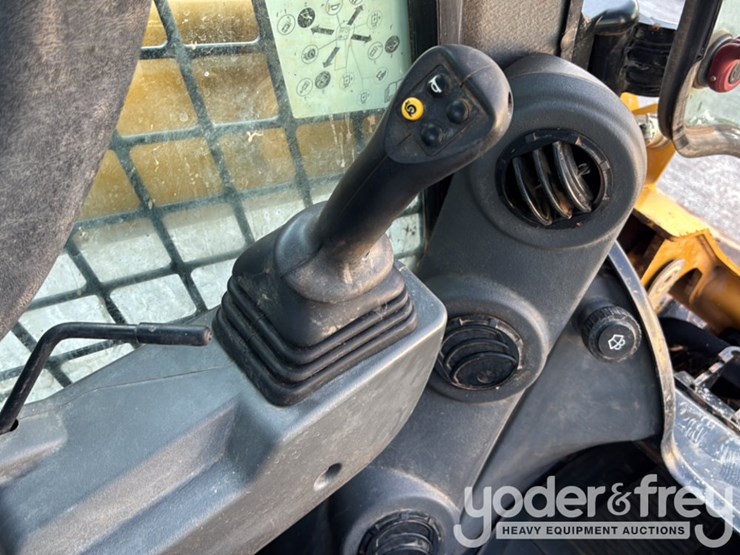 2023-caterpillar-259d3-image-32