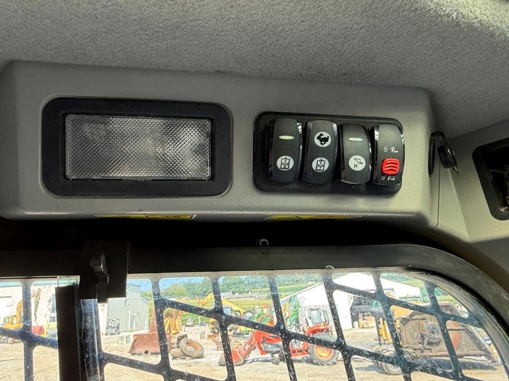 2015-caterpillar-259d-image-27