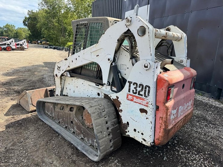 2010-bobcat-t320-image-4