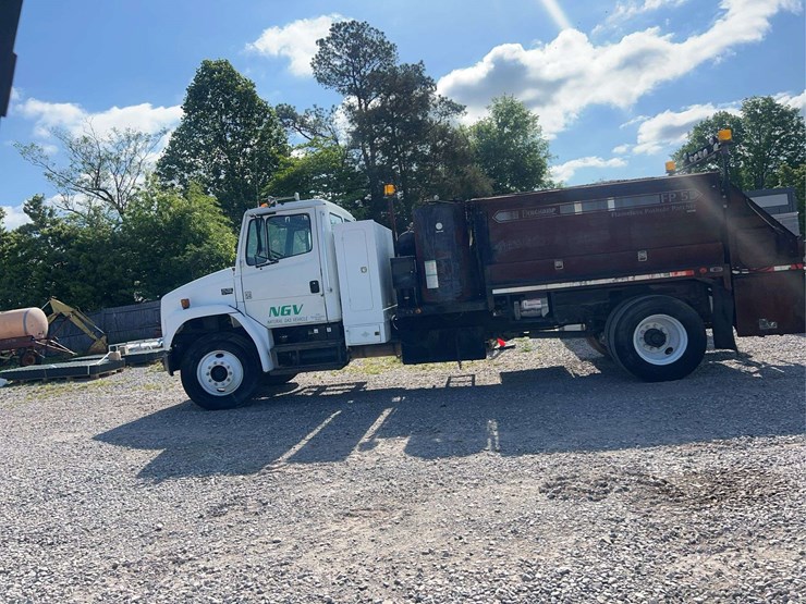 2004-freightliner-fl70-image-1