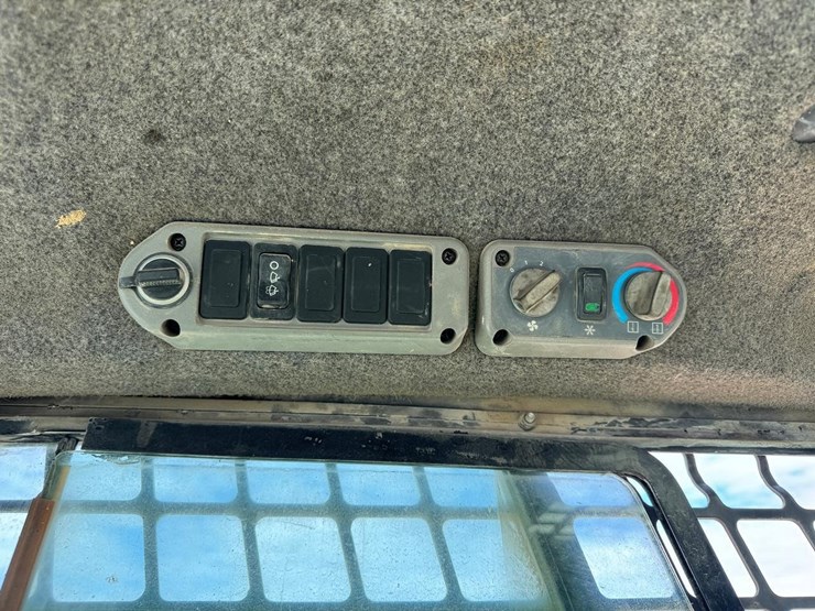 2010-bobcat-t320-image-32
