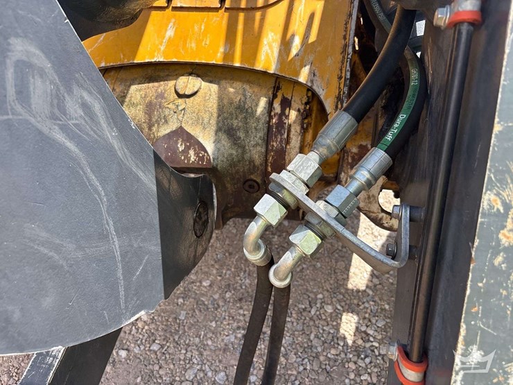 2019-deere-624l-image-31