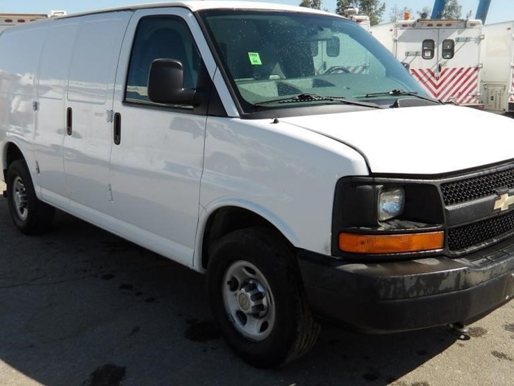 2014-chevrolet-express-3500-image-2