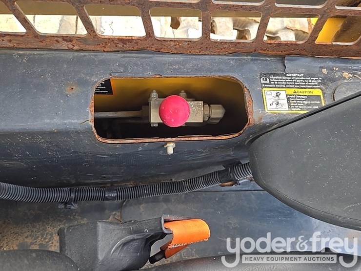 2018-deere-317g-image-45