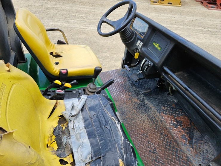 2020-john-deere-gator-image-26