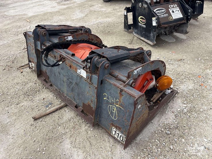grapple-bucket-skid-steer-attachment-image-1