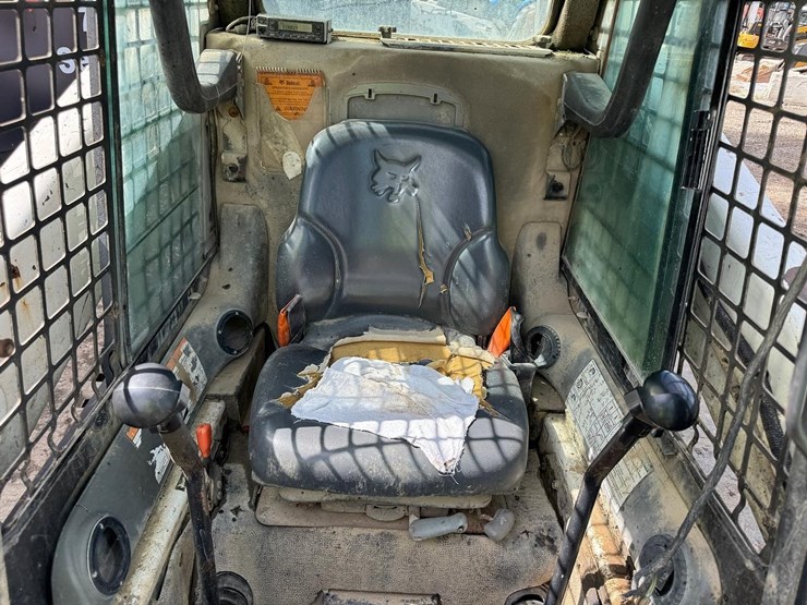 2010-bobcat-t320-image-22