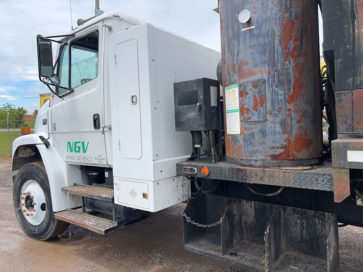 2004-freightliner-fl70-image-43