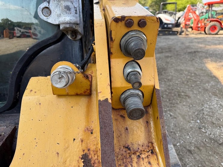 2015-caterpillar-259d-image-11