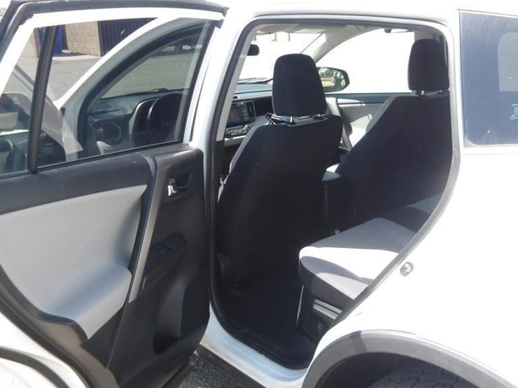 2016-toyota-rav4-image-13