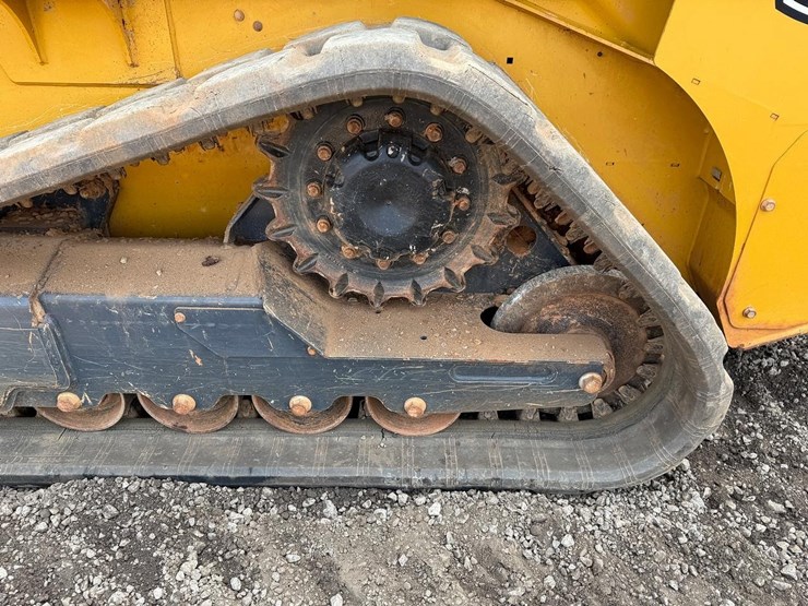 2021-deere-317g-image-18