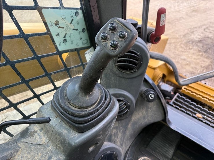 2018-caterpillar-299d2-xps-image-26