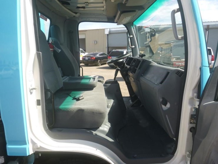 2013-isuzu-npr-image-13