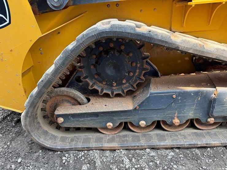 2021-deere-317g-image-13