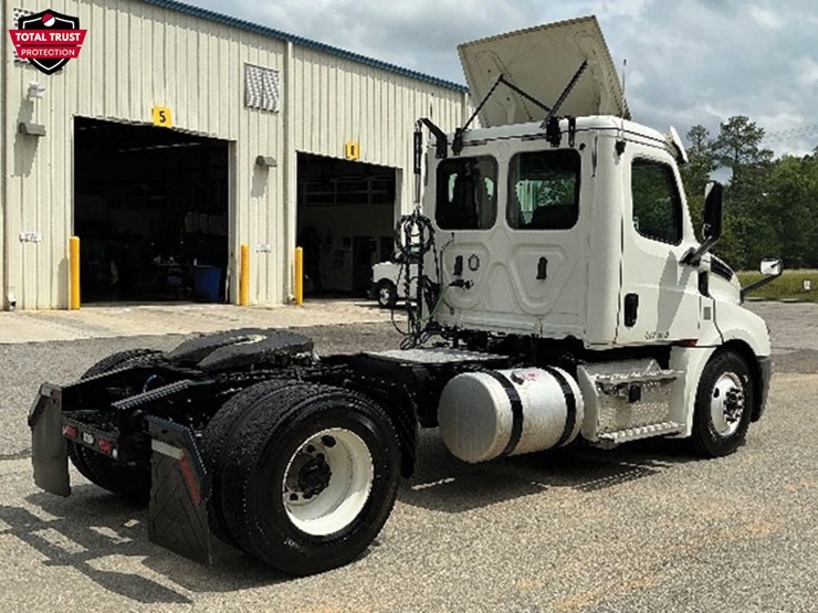 2019-freightliner-cascadia-126-image-2