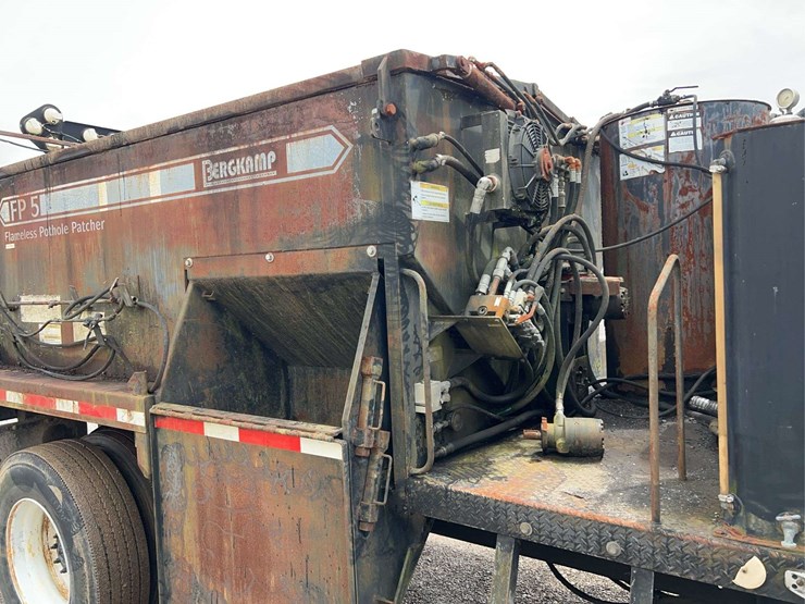 2004-freightliner-fl70-image-30