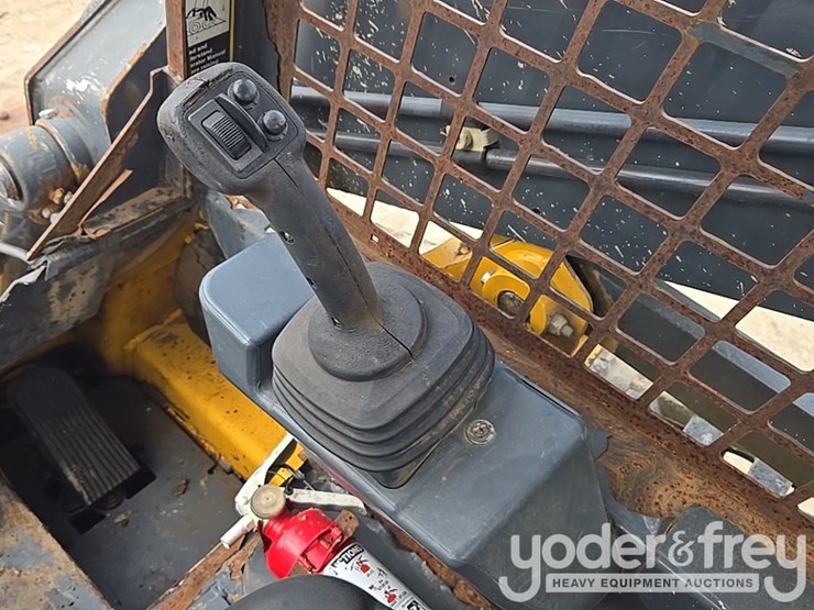 2018-deere-317g-image-47