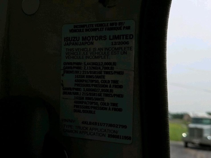 #371-•-2007-isuzu-flatbed-truck-image-12