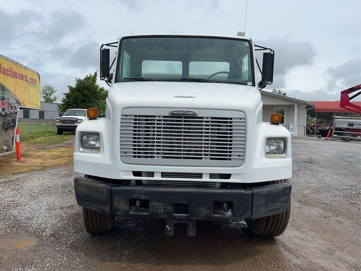 2004-freightliner-fl70-image-23