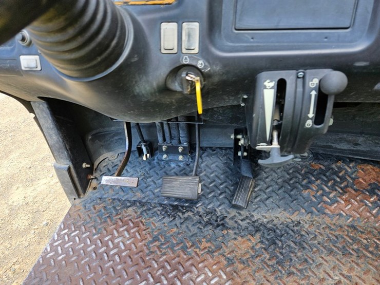 2020-john-deere-gator-image-31