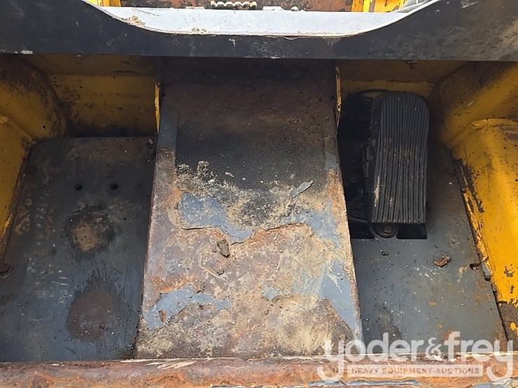 2018-deere-317g-image-44