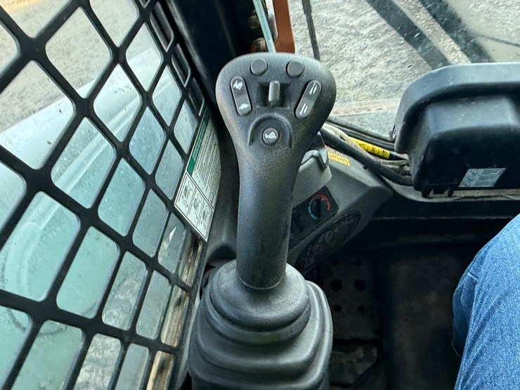 2011-bobcat-s750-image-22