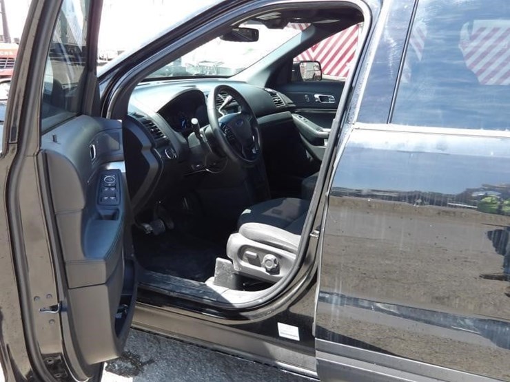 2017-ford-explorer-image-13