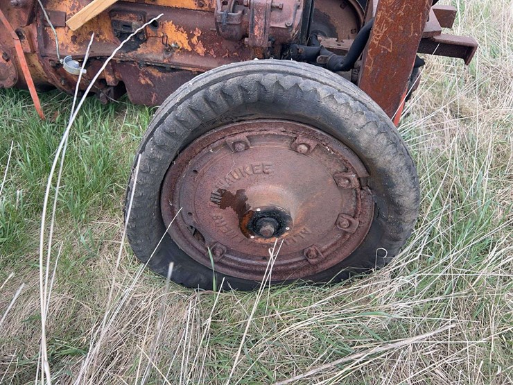 allis-chalmers-u-industrial-parts-tractor-image-13