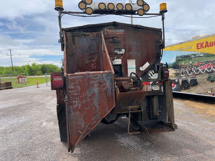2004-freightliner-fl70-image-37