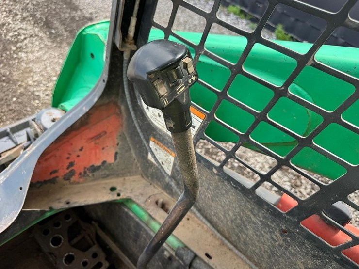 2011-bobcat-t750-image-27