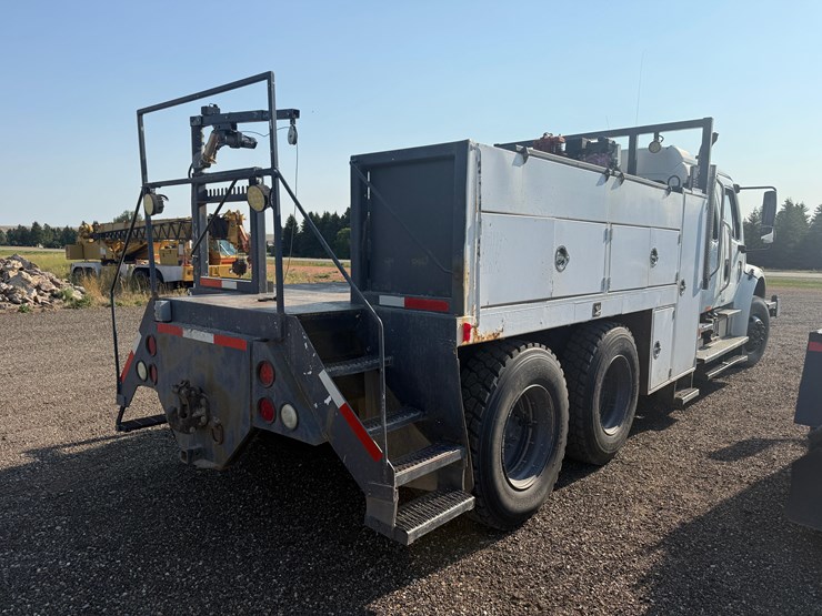 2004-freightliner-business-class-m2-106-service-truck-image-6
