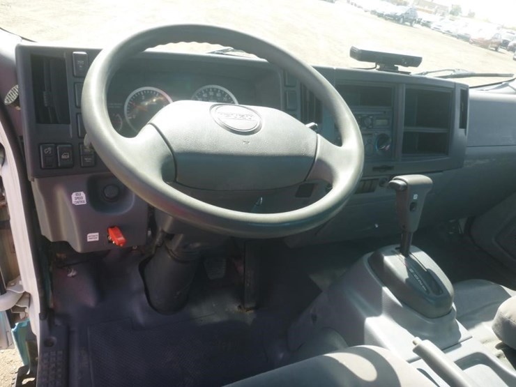 2013-isuzu-npr-image-14