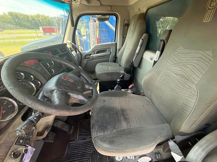 2015-kenworth-t880-image-17