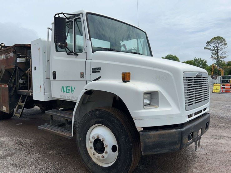 2004-freightliner-fl70-image-26