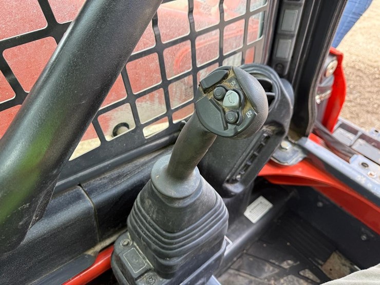 2024-kubota-ssv75-image-22