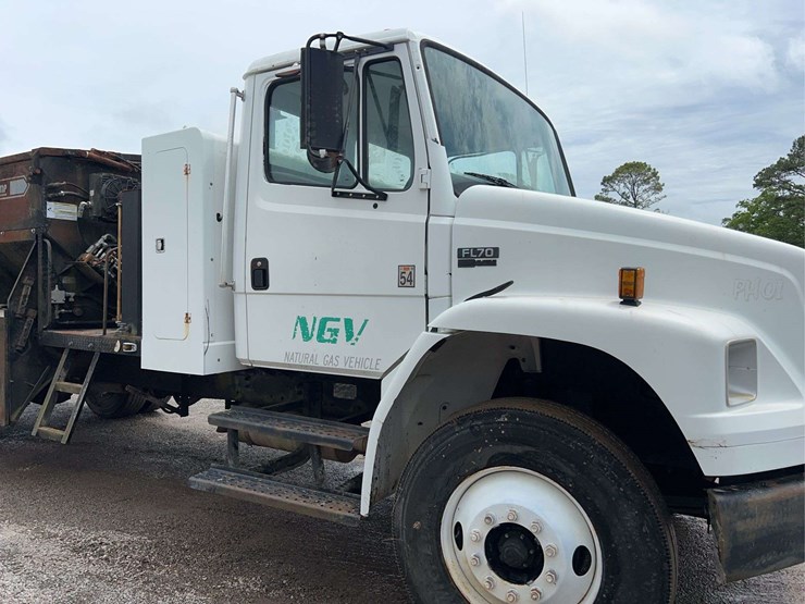2004-freightliner-fl70-image-27