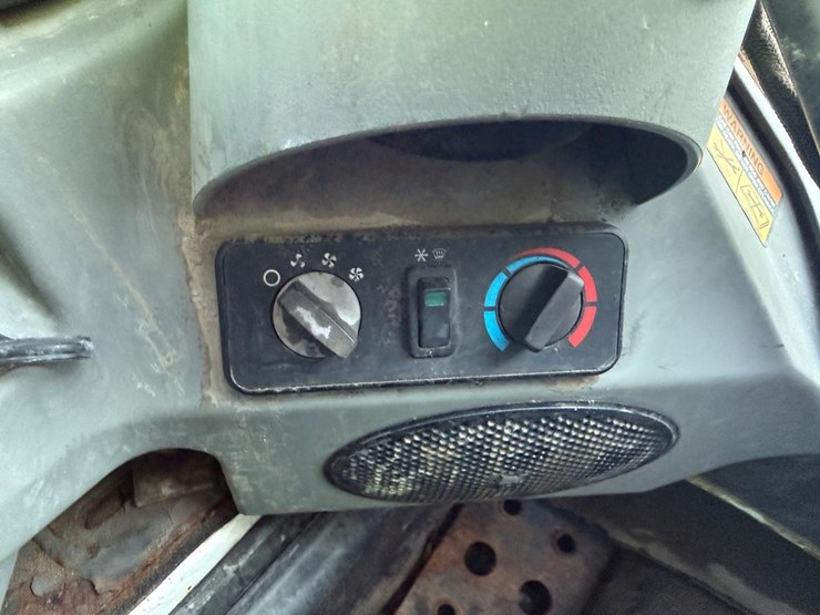 2011-bobcat-s750-image-23