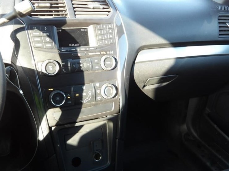 2019-ford-explorer-image-17