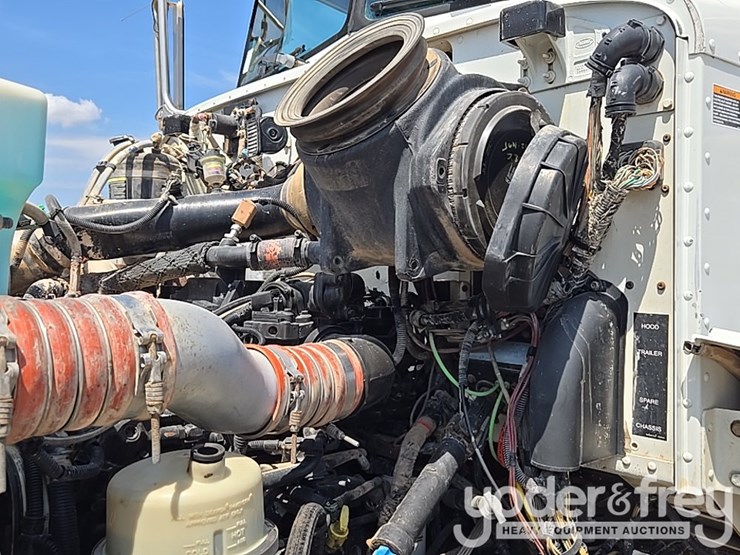2012-peterbilt-348-image-59