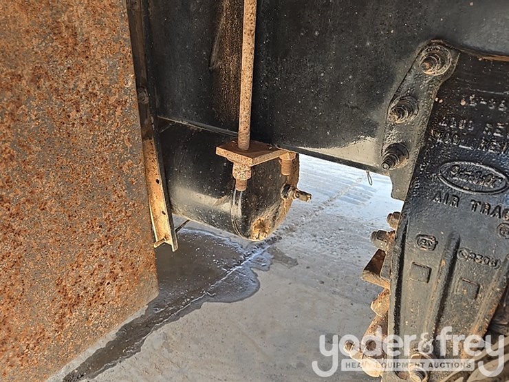 2012-peterbilt-348-image-16