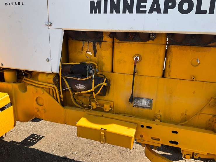 minneapolis-moline-g1355-image-15
