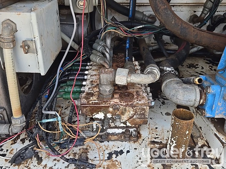 2012-peterbilt-348-image-47