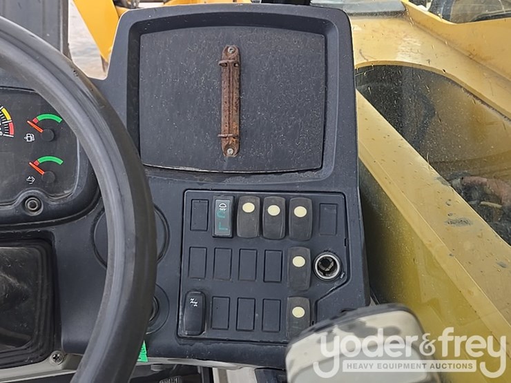 2015-caterpillar-tl1055d-image-55