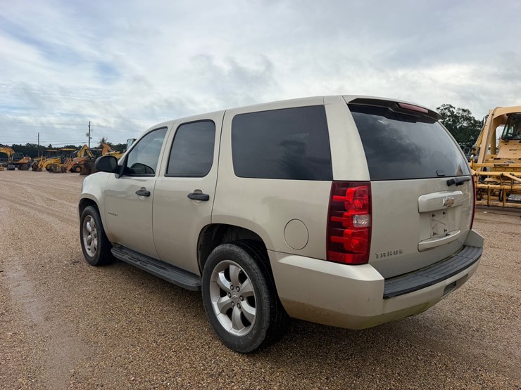 2011-chevrolet-tahoe-image-4