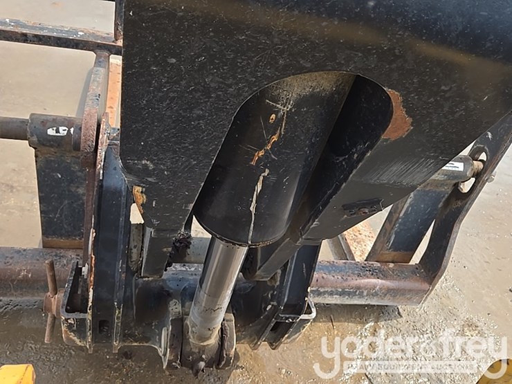 2015-caterpillar-tl1055d-image-22