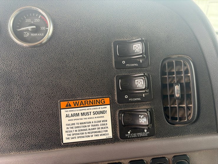 2011-peterbilt-367-image-32