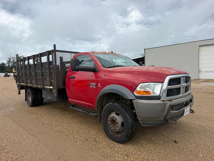 2010-dodge-ram-5500-image-2